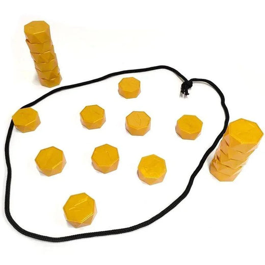 Guldfärgade magnetiska spelpjäser och svart spelrep på vit bakgrund